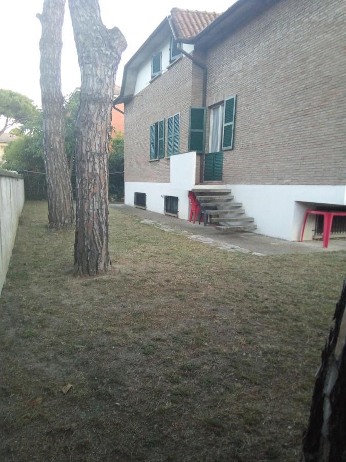 Affittacamere Villa Sofia Accanto Ospedale Con Ampio Giardino Fano Exterior foto